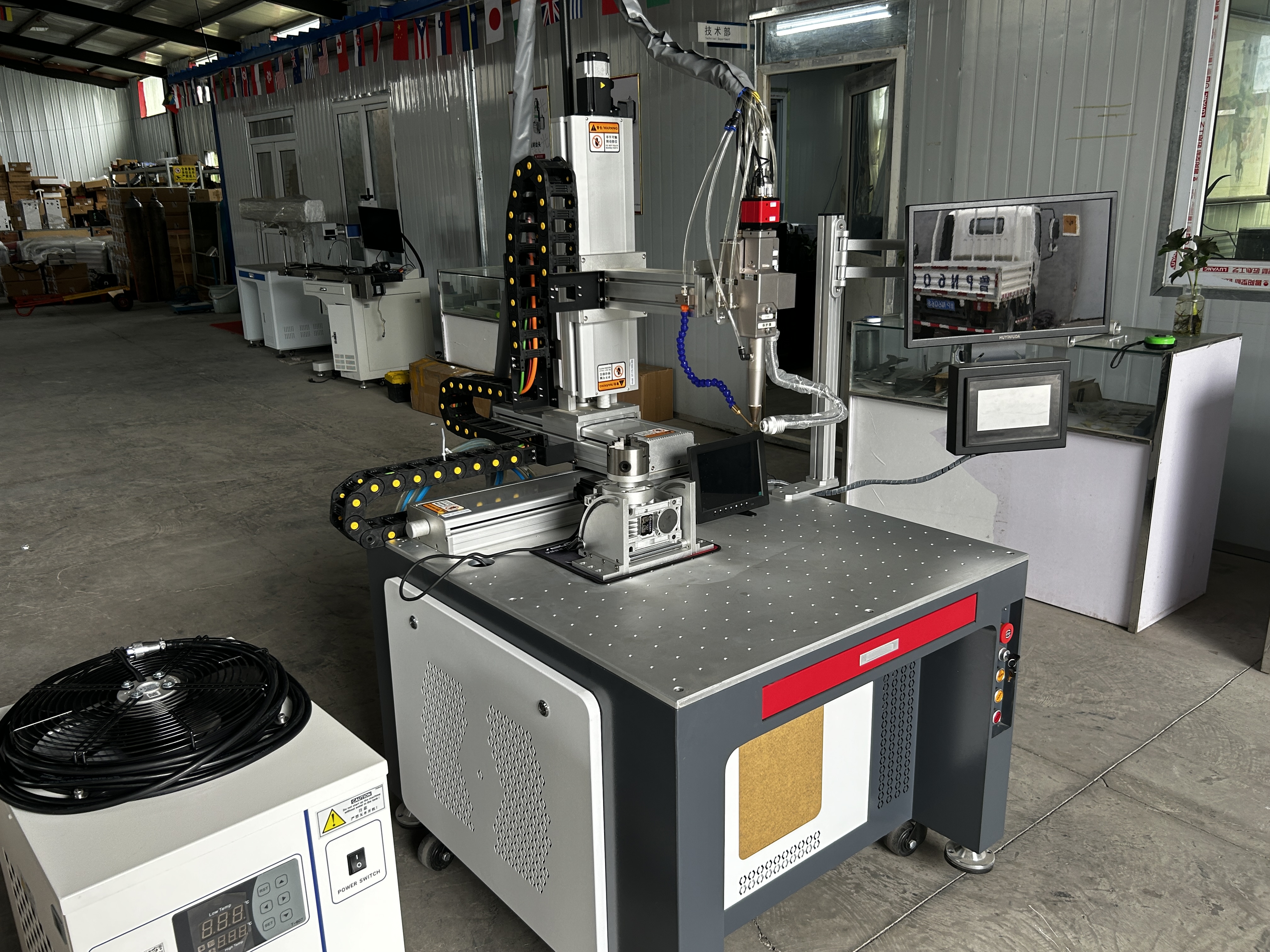 Multi -axis platform automatic welding machine