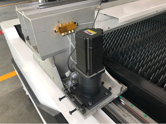 Optical fiber laser cutting machine 3015